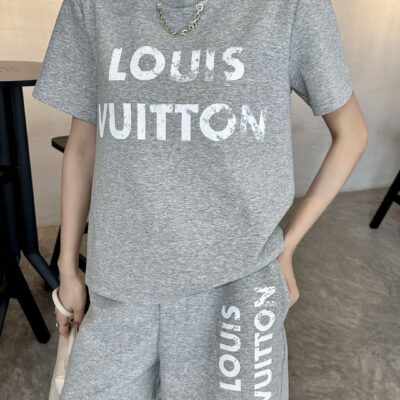 LOUIS VUITTON胸前字母圖案一比一復刻服裝女款套裝