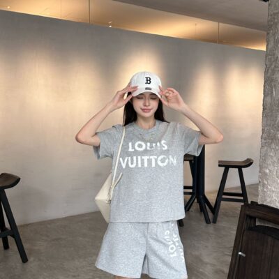 LOUIS VUITTON胸前字母圖案一比一復刻服裝女款套裝