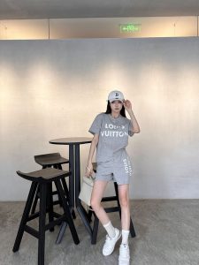 LOUIS VUITTON胸前字母圖案一比一復刻服裝女款套裝