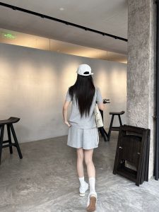 LOUIS VUITTON胸前字母圖案一比一復刻服裝女款套裝