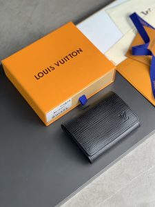 M82589 老花 LV 頂級原單手拿包 Pochette Voyage 系列