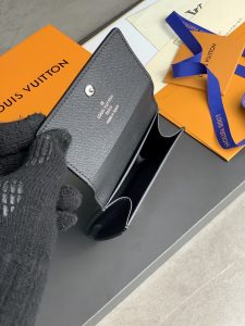M82589 老花 LV 頂級原單手拿包 Pochette Voyage 系列