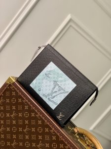 M22763 LV Pochette Voyage 高仿手拿包