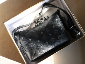 高仿複刻MCM包包 中號Aren Visetos 肩背包 黑色