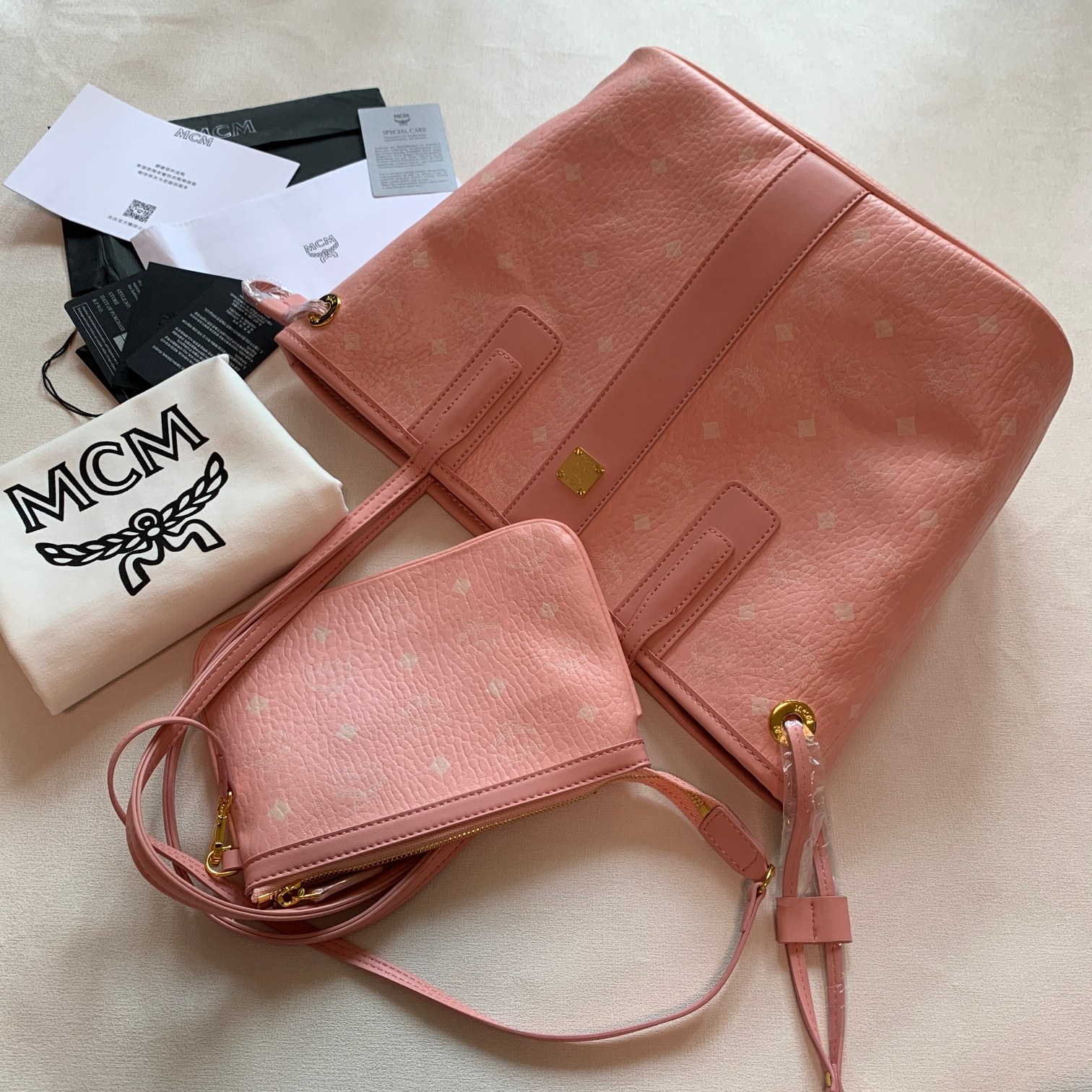 mcm202404261900009.jpg 高仿複刻MCM包包 小號Liz 雙面 Visetos 購物袋 粉紅
