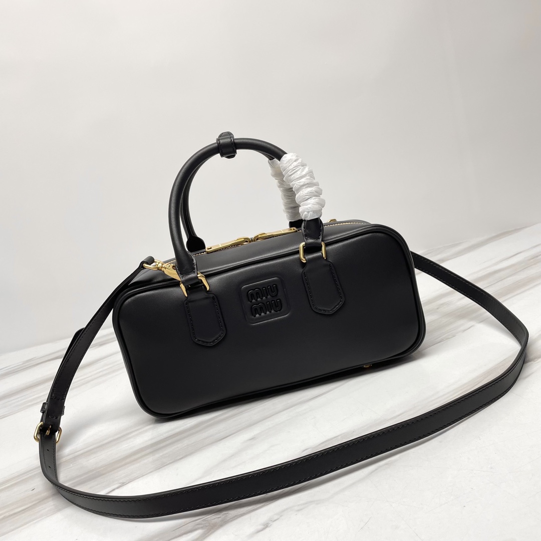 miumiu202404020300007.jpg 高仿名牌包Miu Miu缪缪 保齡球包包手提包 Arcadie 皮革手袋 黑