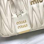 高仿名牌包Miu Miu缪缪 保齡球包包手提包 Arcadie matelassé 绗缝皮革手袋 白色