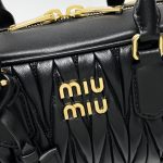 高仿名牌包Miu Miu缪缪 保齡球包包手提包 Arcadie matelassé 绗缝皮革手袋 黑色