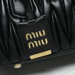 高仿名牌包Miu Miu缪缪 保齡球包包手提包 Arcadie matelassé 绗缝皮革手袋 黑色