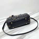 高仿名牌包Miu Miu缪缪 保齡球包包手提包 Arcadie matelassé 绗缝皮革手袋 黑色