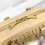 高仿Miu Miu缪缪包 保齡球包包手提包 Arcadie matelassé 绗缝皮革手袋 卡其小號