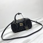 高仿Miu Miu缪缪包 保齡球包包手提包 Arcadie matelassé 绗缝皮革手袋 黑色小號