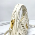 Miu Miu缪缪複刻包包 Wander Matelassé納帕軟皮半月形手袋 白色