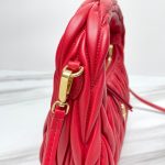 Miu Miu缪缪複刻包包 Wander Matelassé納帕軟皮半月形手袋 紅色