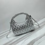 Miu Miu缪缪複刻包包 Wander Matelassé納帕軟皮半月形手袋 銀色