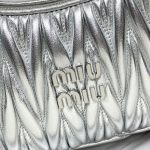 Miu Miu缪缪複刻包包 Wander Matelassé納帕軟皮半月形手袋 銀色