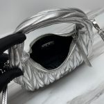 Miu Miu缪缪複刻包包 Wander Matelassé納帕軟皮半月形手袋 銀色