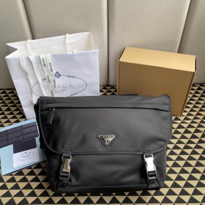 高仿prada普拉達包包 尼龍郵差包 Re-Nylon 及 Saffiano 皮革肩背袋