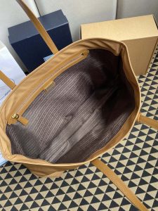 1比1高仿普拉達包包 Prada Re-Edition 1978 大號 Re-Nylon 及 Saffiano 皮革手提袋 棕色