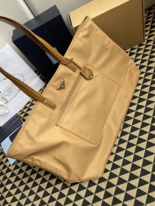 1比1高仿普拉達包包 Prada Re-Edition 1978 大號 Re-Nylon 及 Saffiano 皮革手提袋 棕色