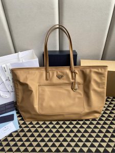 1比1高仿普拉達包包 Prada Re-Edition 1978 大號 Re-Nylon 及 Saffiano 皮革手提袋 棕色