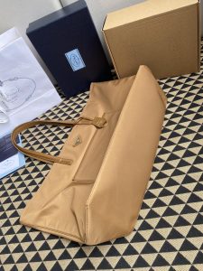 1比1高仿普拉達包包 Prada Re-Edition 1978 大號 Re-Nylon 及 Saffiano 皮革手提袋 棕色