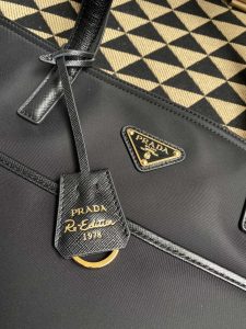 1比1高仿普拉達包包 Prada Re-Edition 1978 大號 Re-Nylon 及 Saffiano 皮革手提袋 黑