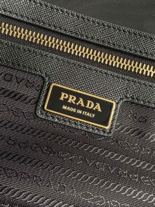 1比1高仿普拉達包包 Prada Re-Edition 1978 大號 Re-Nylon 及 Saffiano 皮革手提袋 黑
