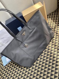 1比1高仿普拉達包包 Prada Re-Edition 1978 大號 Re-Nylon 及 Saffiano 皮革手提袋 黑