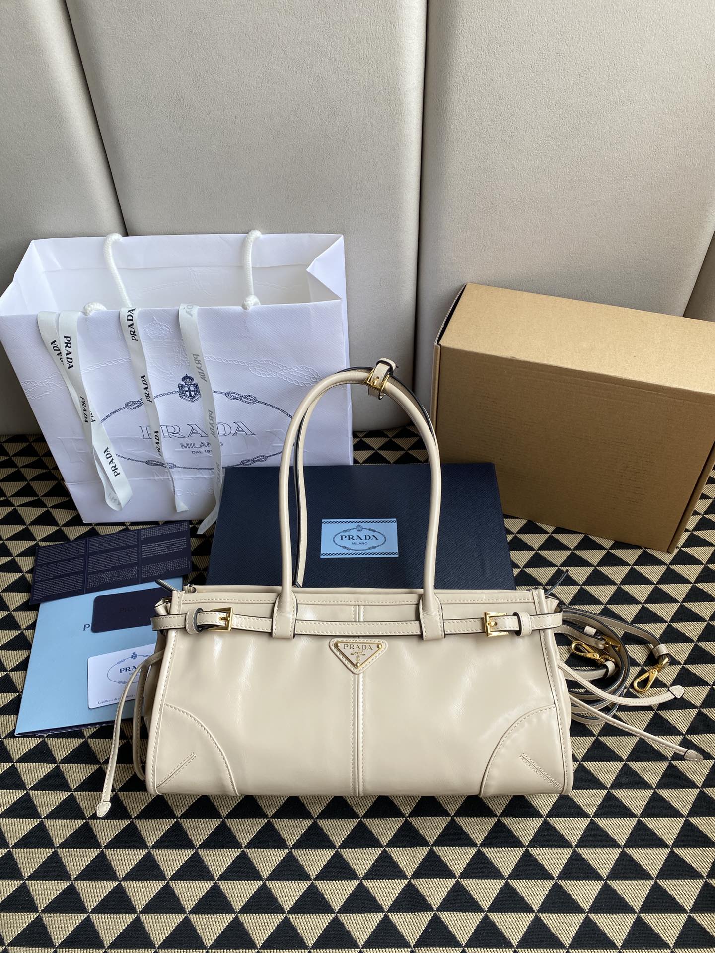 prada202404290600006.jpg 原單複刻普拉達包包 Soft Lux油臘皮 中號皮革手袋手提袋 奶白