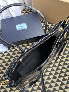 高仿1比1普拉達包包 Soft Lux油臘皮 大號皮革手袋手提袋 黑色