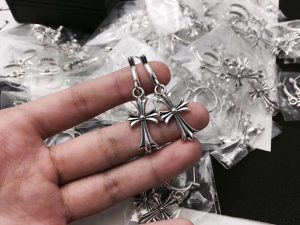 1比1複刻Chrome Hearts克羅心飾品 環形十字架耳環