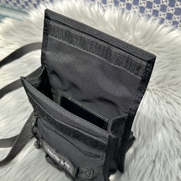 専櫃1比1balenciaga巴黎世家包包 ARMY 小號 尼龍肩帶手拿包 斜揹包