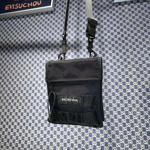 専櫃1比1balenciaga巴黎世家包包 ARMY 小號 尼龍肩帶手拿包 斜揹包