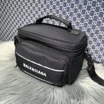 1比1複刻balenciaga巴黎世家包包 Sport 黑色尼龍斜挎 相機包