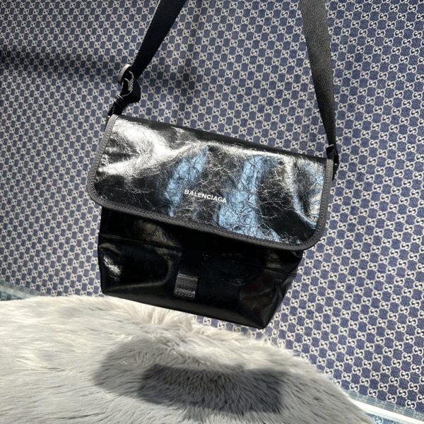 複刻balenciaga巴黎世家包包 Explorer 洗水牛皮郵差包小號斜揹包