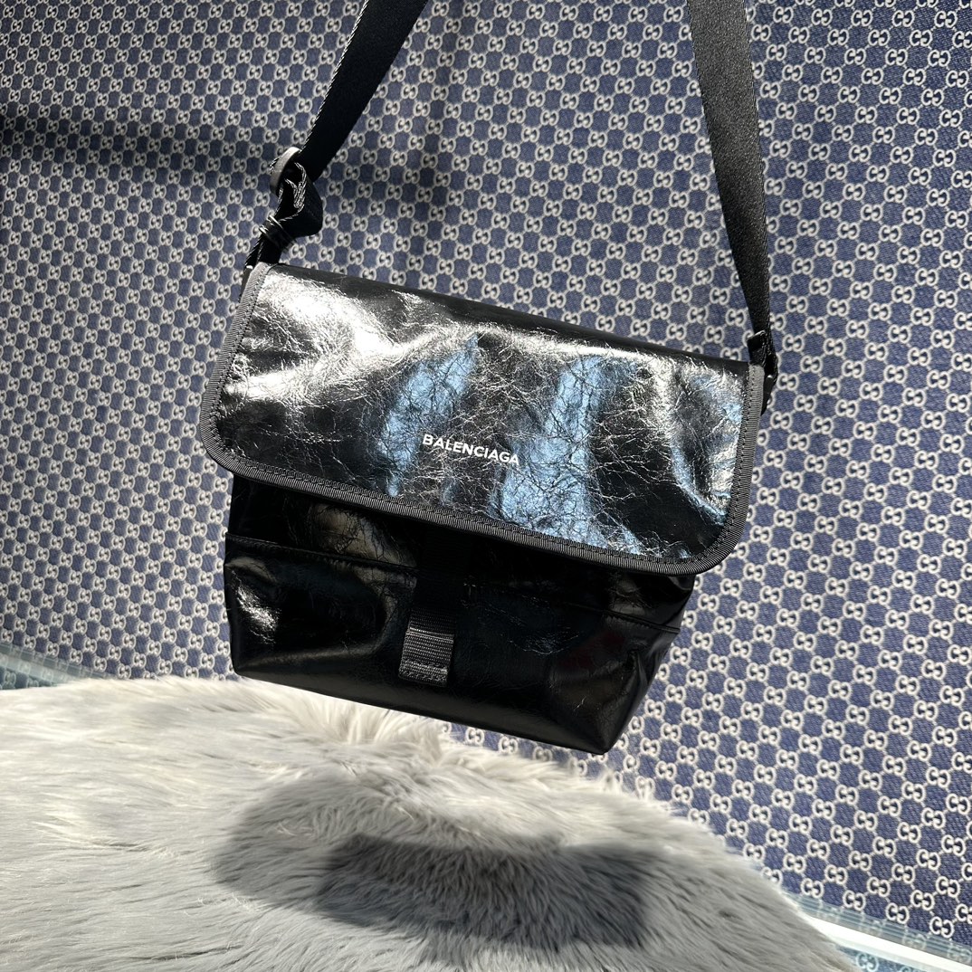 balenciaga202405282300001.jpg 複刻balenciaga巴黎世家包包 Explorer 洗水牛皮郵差包小號斜揹包
