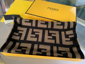 頂級高仿奢侈品Fendi羊絨圍巾