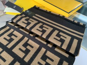 頂級高仿奢侈品Fendi羊絨圍巾
