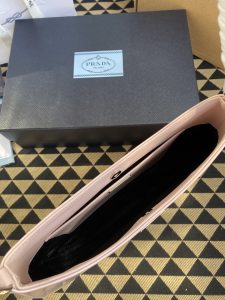 原單普拉達包包 Prada Cleo拋光皮革掛肩袋腋下包 粉紅