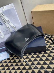 原單普拉達包包 Prada Cleo拋光皮革掛肩袋腋下包 黑色