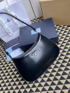 原單普拉達包包 Prada Cleo拋光皮革掛肩袋腋下包 黑色