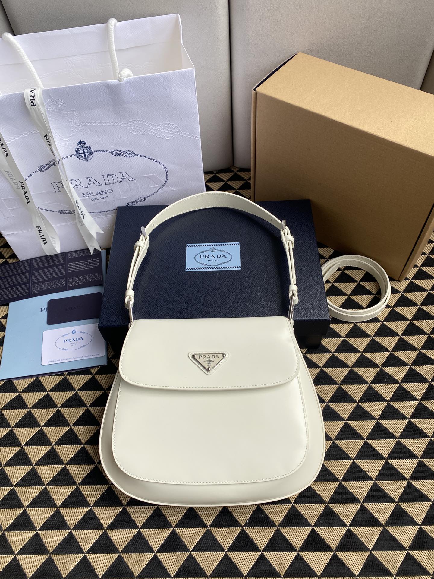 prada202405071500006.jpg 高仿原單普拉達包包 Prada Cleo 亮面皮革單肩包 腋下包 米白