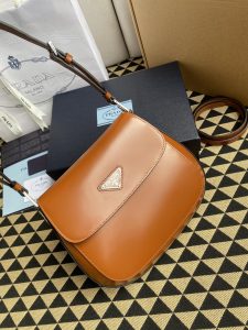 高仿原單普拉達包包 Prada Cleo 亮面皮革單肩包 腋下包 棕色