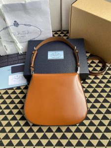 高仿原單普拉達包包 Prada Cleo 亮面皮革單肩包 腋下包 棕色