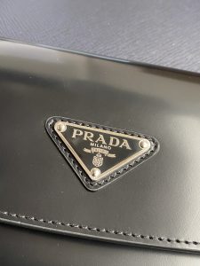 高仿原單普拉達包包 Prada Cleo 亮面皮革單肩包 腋下包 黑色