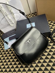高仿原單普拉達包包 Prada Cleo 亮面皮革單肩包 腋下包 黑色