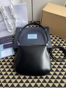 高仿原單普拉達包包 Prada Cleo 亮面皮革單肩包 腋下包 黑色