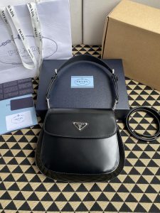高仿原單普拉達包包 Prada Cleo 亮面皮革單肩包 腋下包 黑色