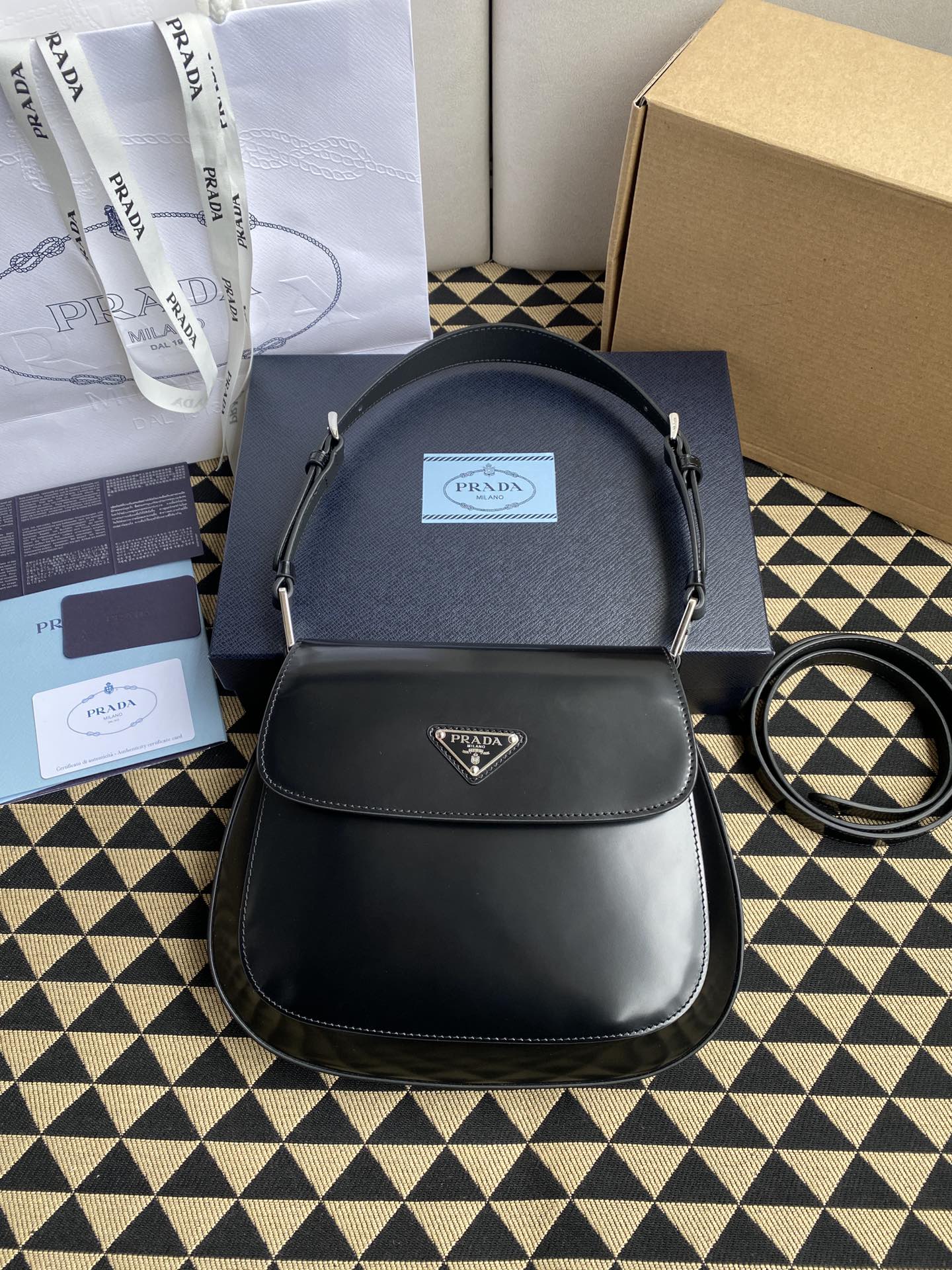 prada202405072100007.jpg 高仿原單普拉達包包 Prada Cleo 亮面皮革單肩包 腋下包 黑色